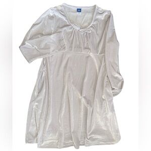 Girls Old Navy silver velvet dress. Size 10/12
NEW WITH TAGS